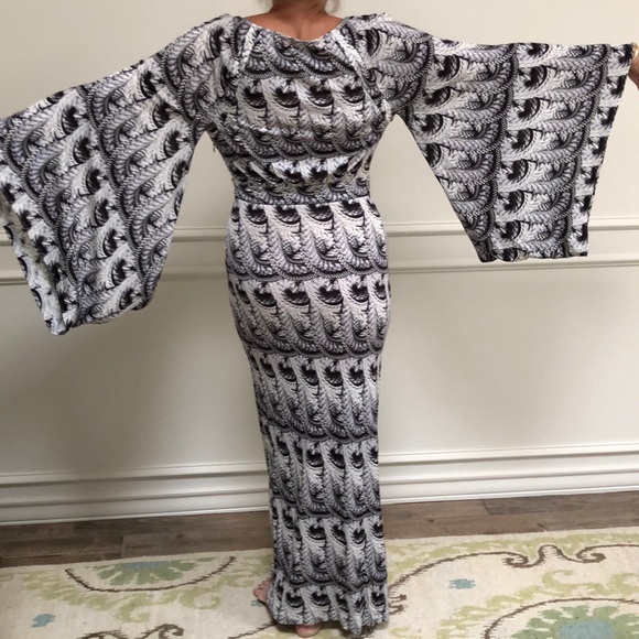 Amazing LIEFSDOTTIR bell sleeved maxi dress - Picture 4 of 5